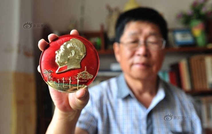 73岁老人用600多枚像章庆国庆和纪念长征