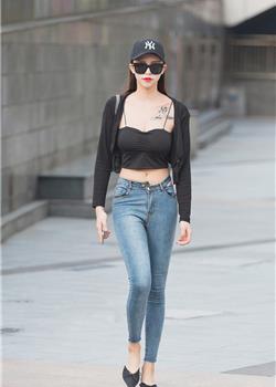 北京街头戴墨镜的牛仔裤大长腿辣妹街拍图片