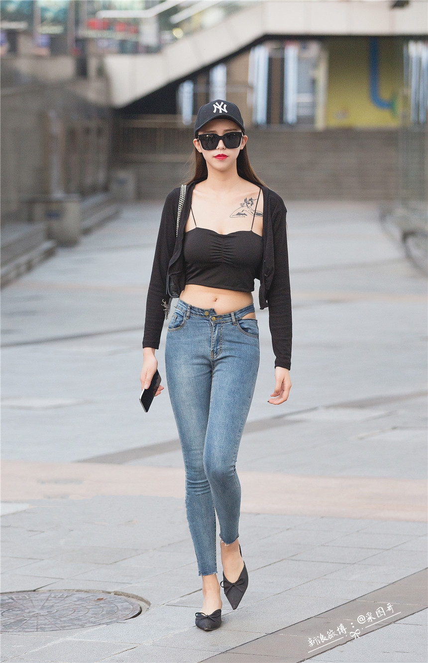 北京街头戴墨镜的牛仔裤大长腿辣妹街拍图片