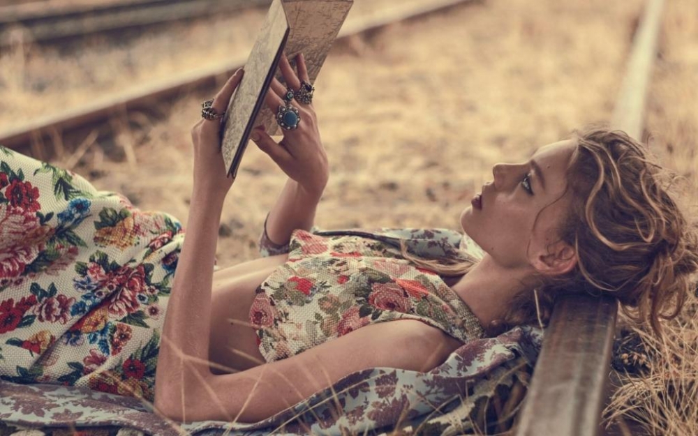 恬静看书的欧美知性美女绝美侧颜街拍图片