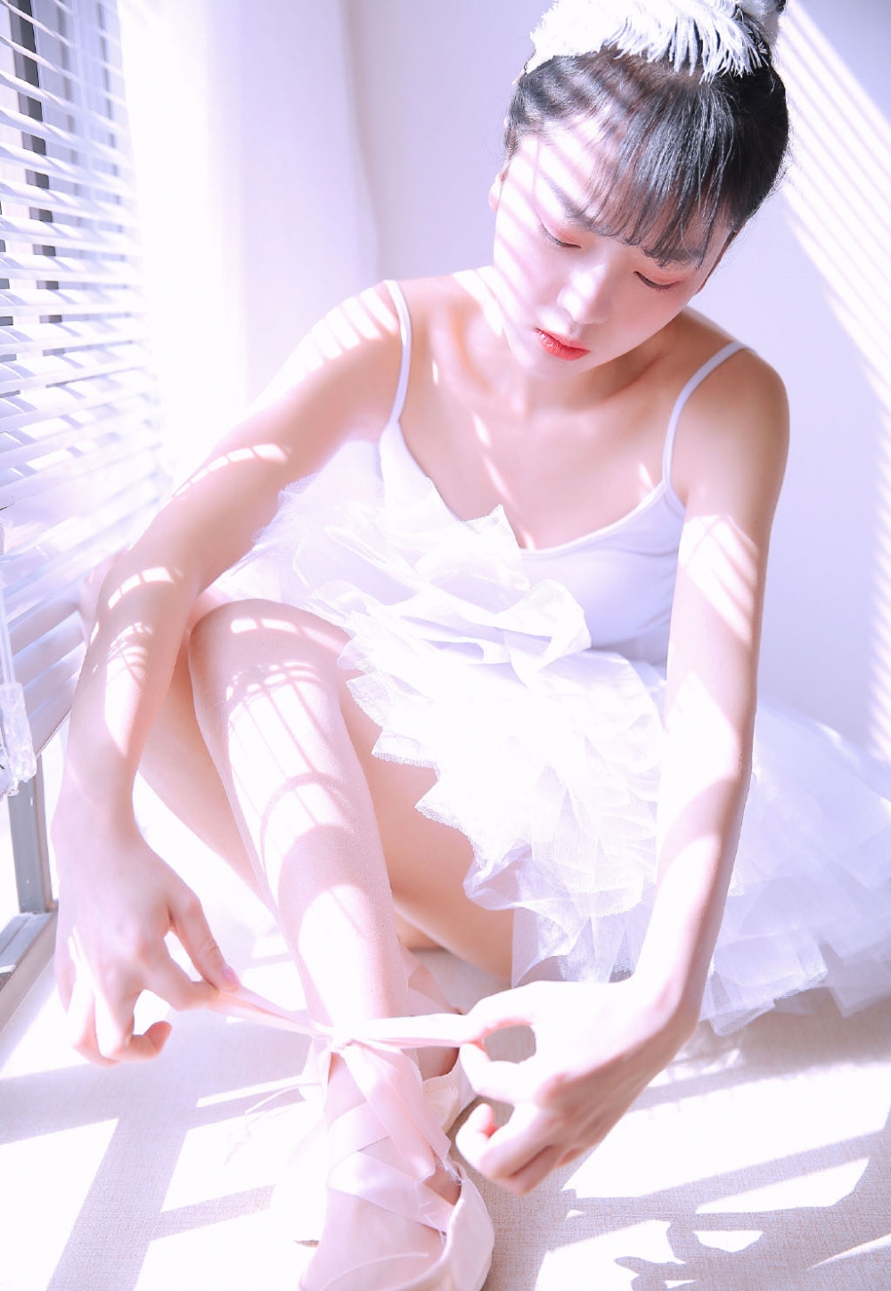 阳光下的芭蕾舞美女白皙大长腿光滑柔嫩图片