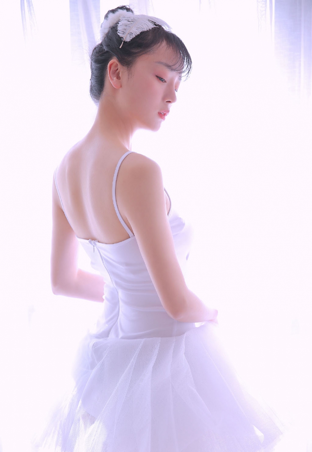 阳光下的芭蕾舞美女白皙大长腿光滑柔嫩图片