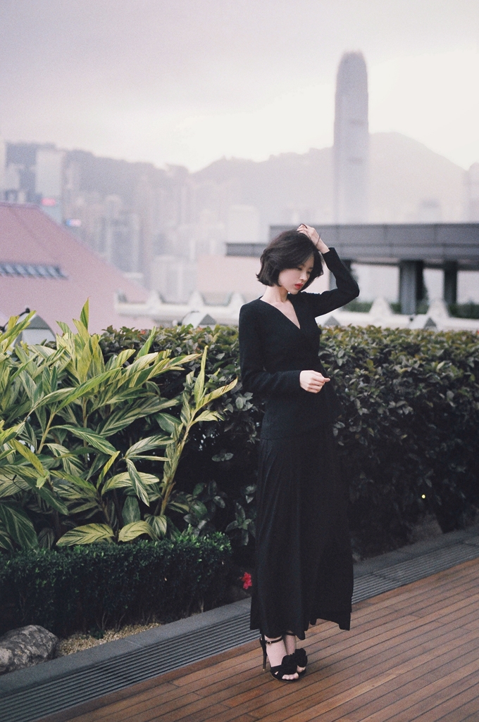 韩国美女模特尹善英知性优雅街拍写真