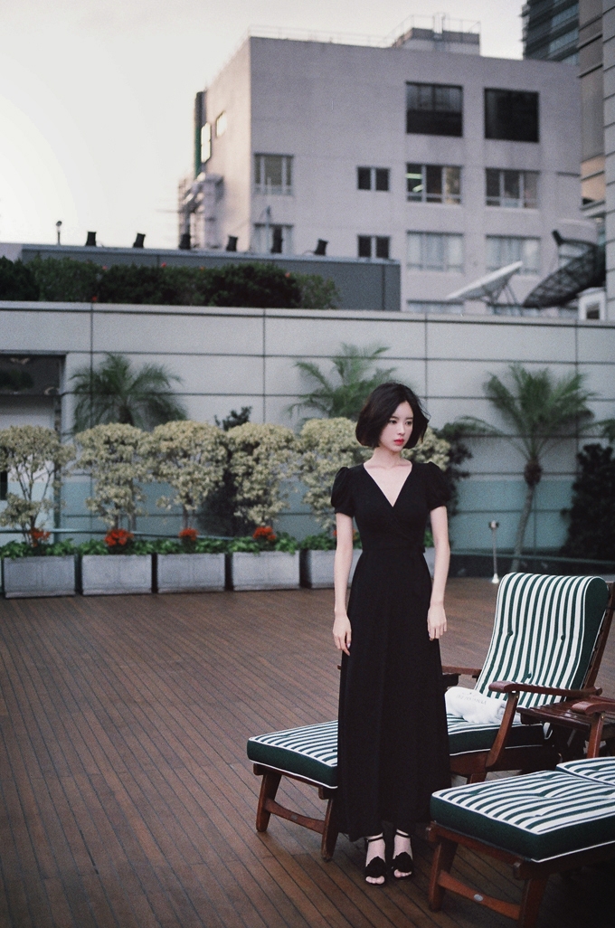 韩国美女模特尹善英知性优雅街拍写真