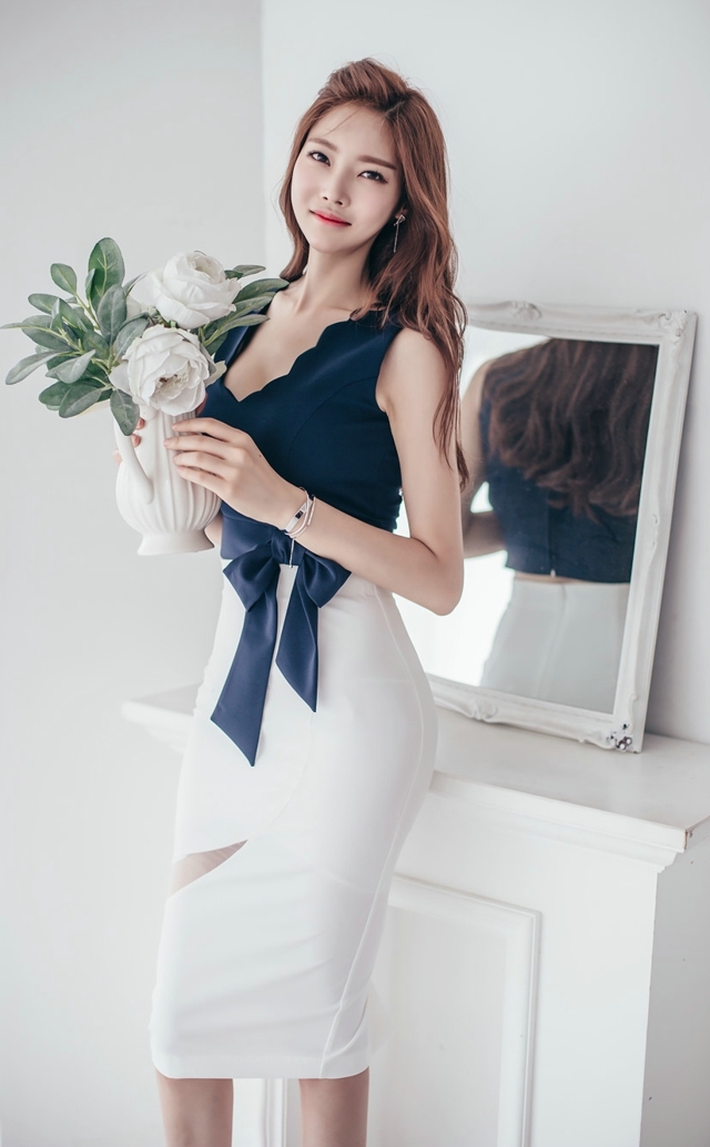 韩国美女模特细腿高跟卷发捧花写真