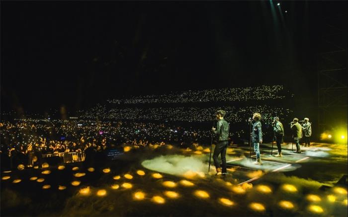 韩国男子演唱组合Bigbang演唱会舞台表演图片