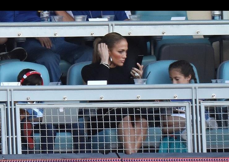 詹妮弗·洛佩兹大耳环吸睛 抱孩子看比赛超有耐心母爱满满