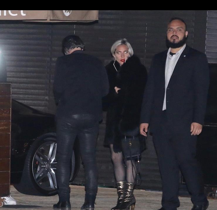 Lady Gaga庆祝生日上裹皮草下露美腿 获未婚夫护驾有说有笑