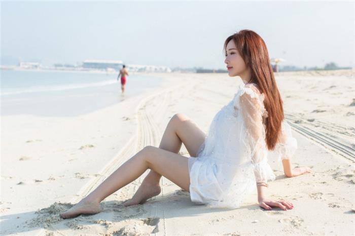 白色短裙丰满美眉海边沙滩大长腿诱惑写真