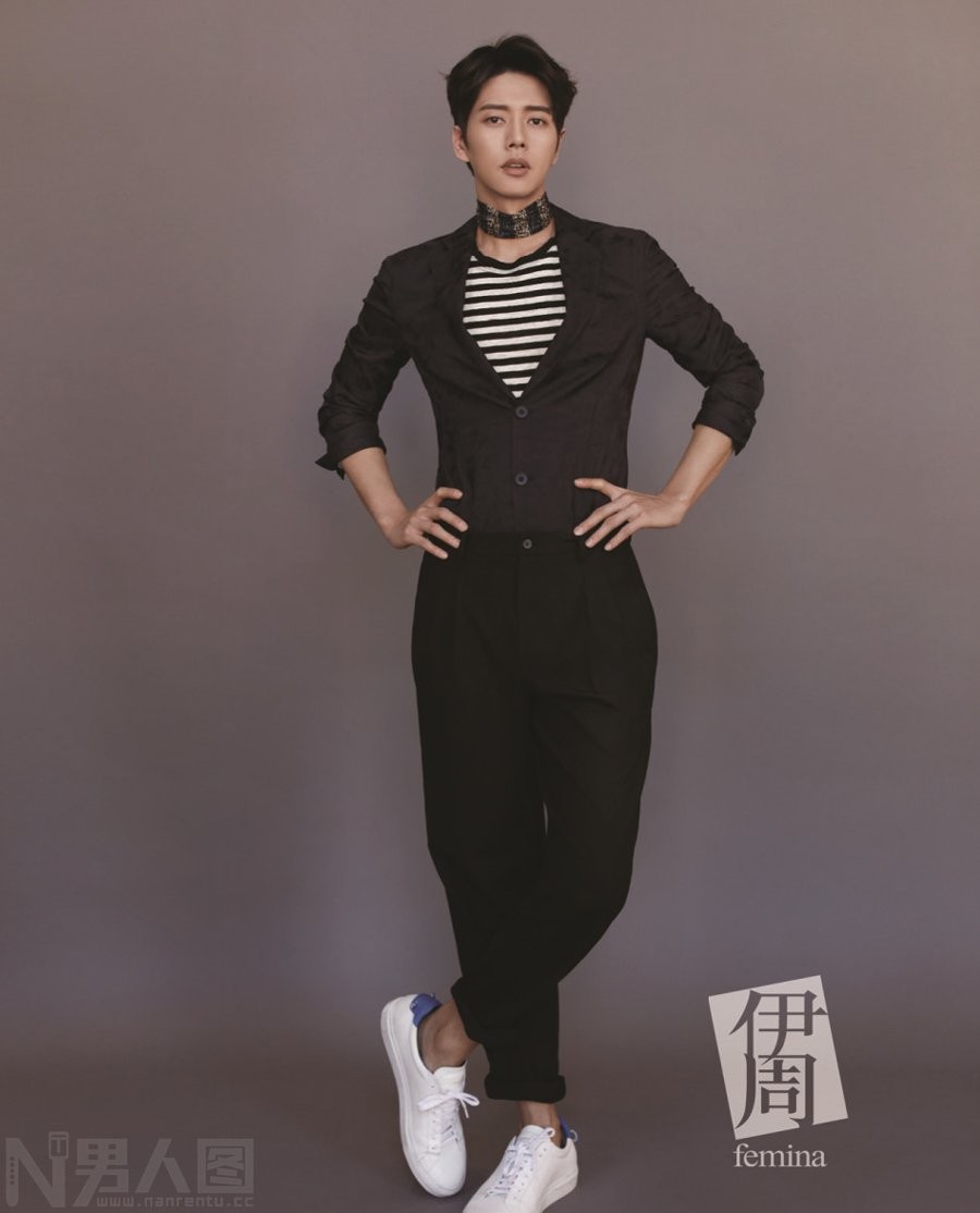 韩国男演员朴海镇伊周杂志神秘微笑完美侧影写真