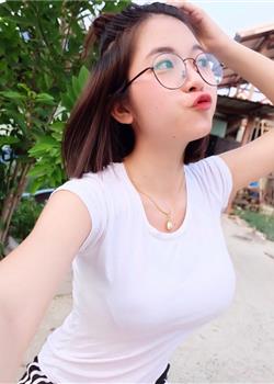 泰国网红眼镜美女超性感撩人生活照