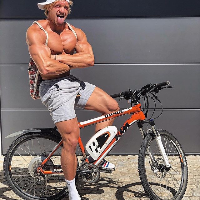 欧美巨胸健身帅哥Jo Lindner强健肌肉生活照片