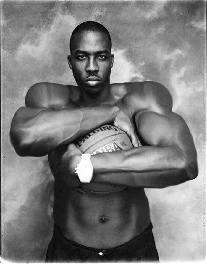 NBA‘魔兽’霍华德健壮肌肉写真