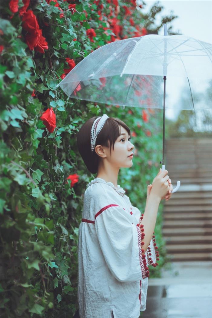 小清新萌妹子雨中撑伞唯美文艺街拍写真