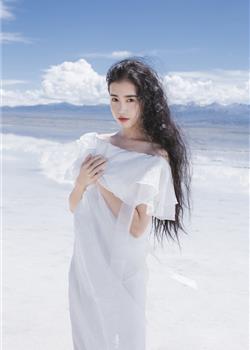 清纯美女白色连衣裙黑色大波浪海边写真