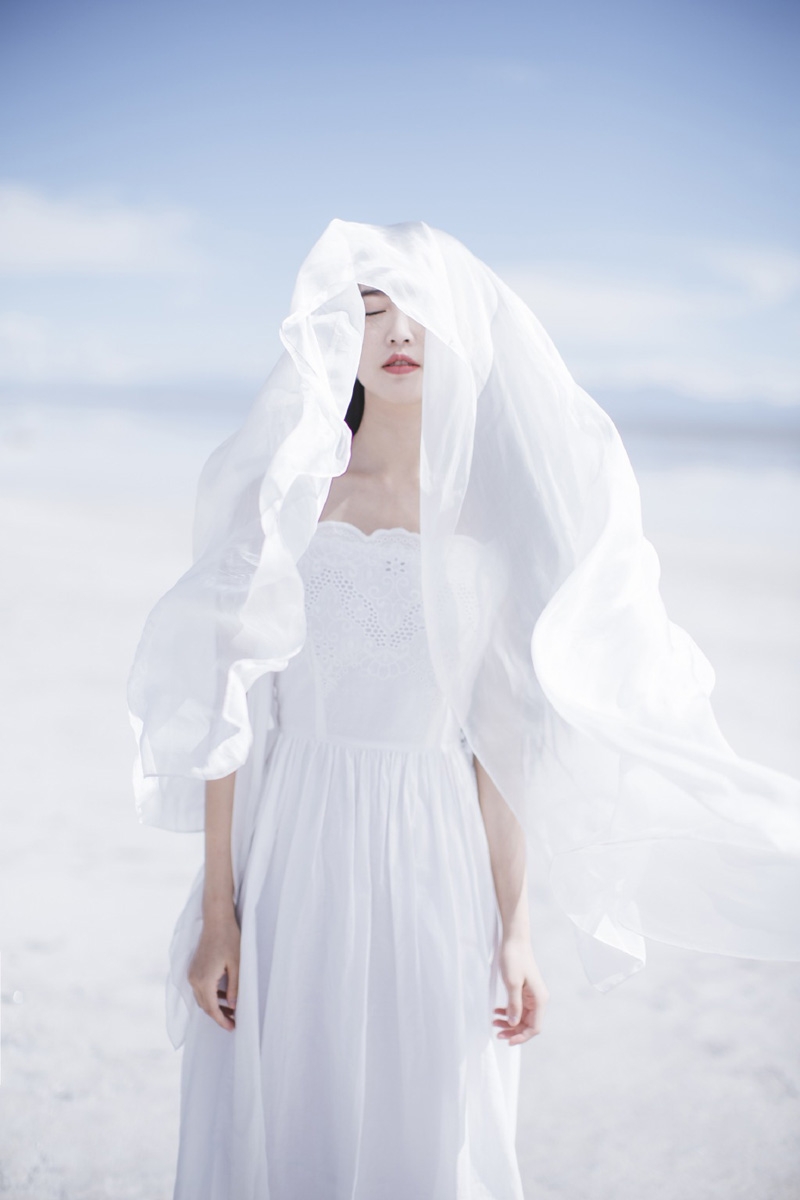 清纯美女白色连衣裙黑色大波浪海边写真
