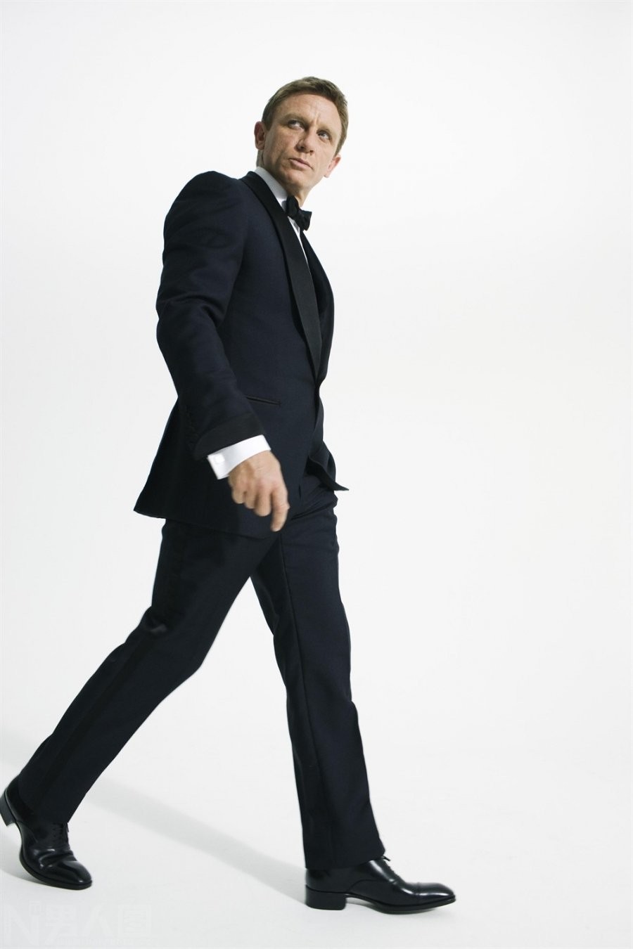 007主演52岁欧美帅哥丹尼尔克雷格黑色西装写真