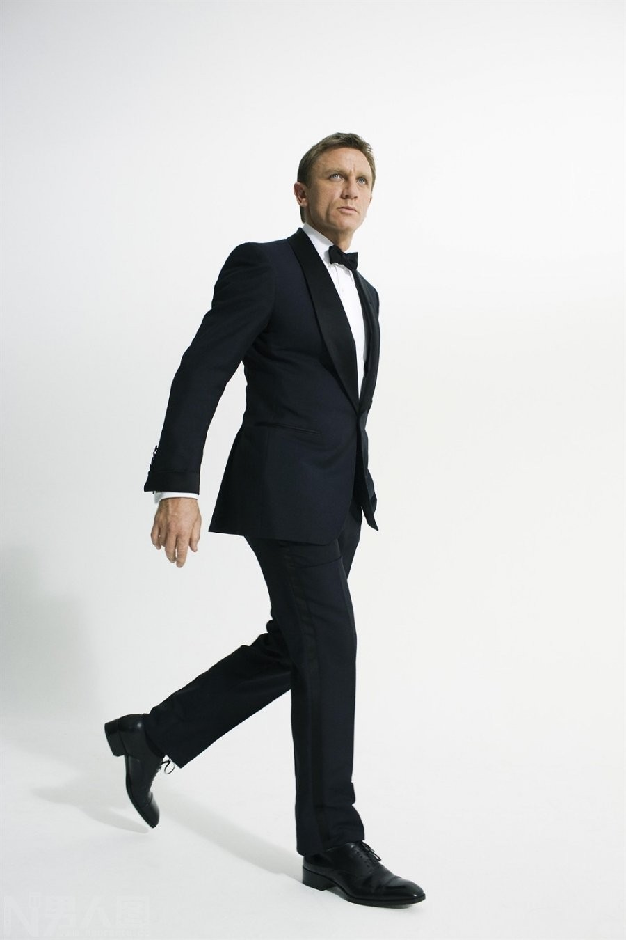 007主演52岁欧美帅哥丹尼尔克雷格黑色西装写真