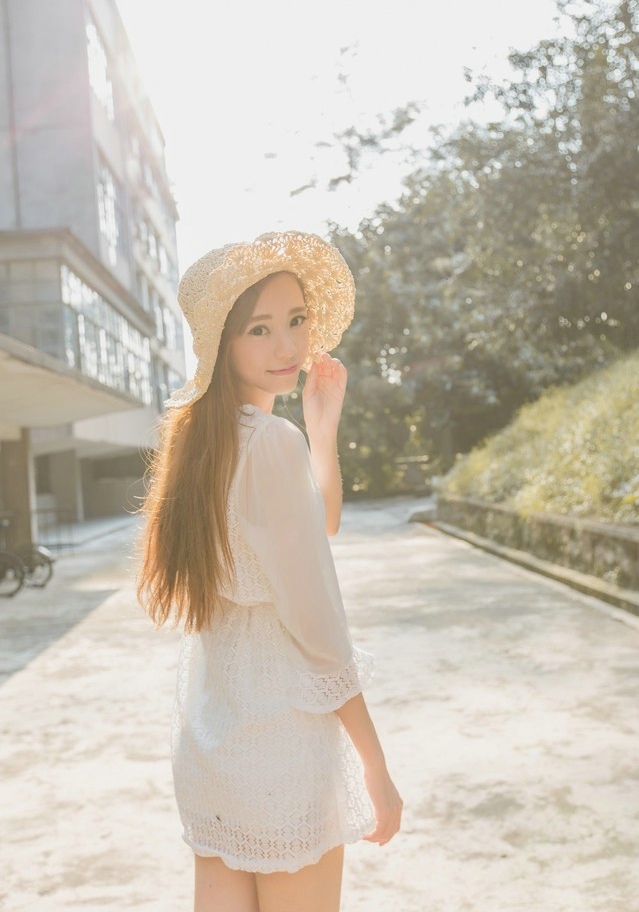金发女郎白色连衣裙极品大长腿户外街拍写真