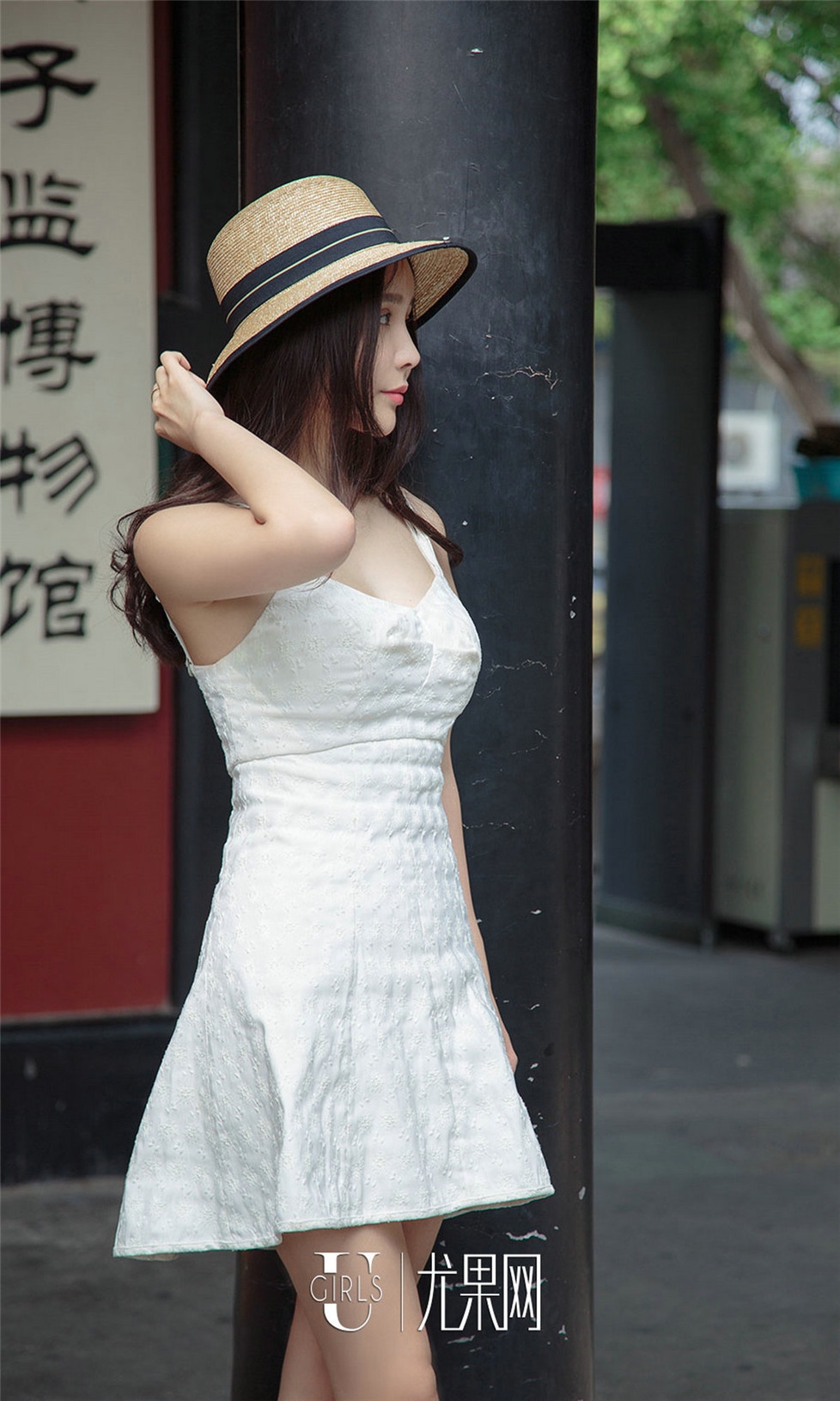 性感美女御姐白色连衣裙黑色高跟鞋街拍写真