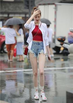 大雨中的金发美女牛仔热裤白皙美腿街拍写真