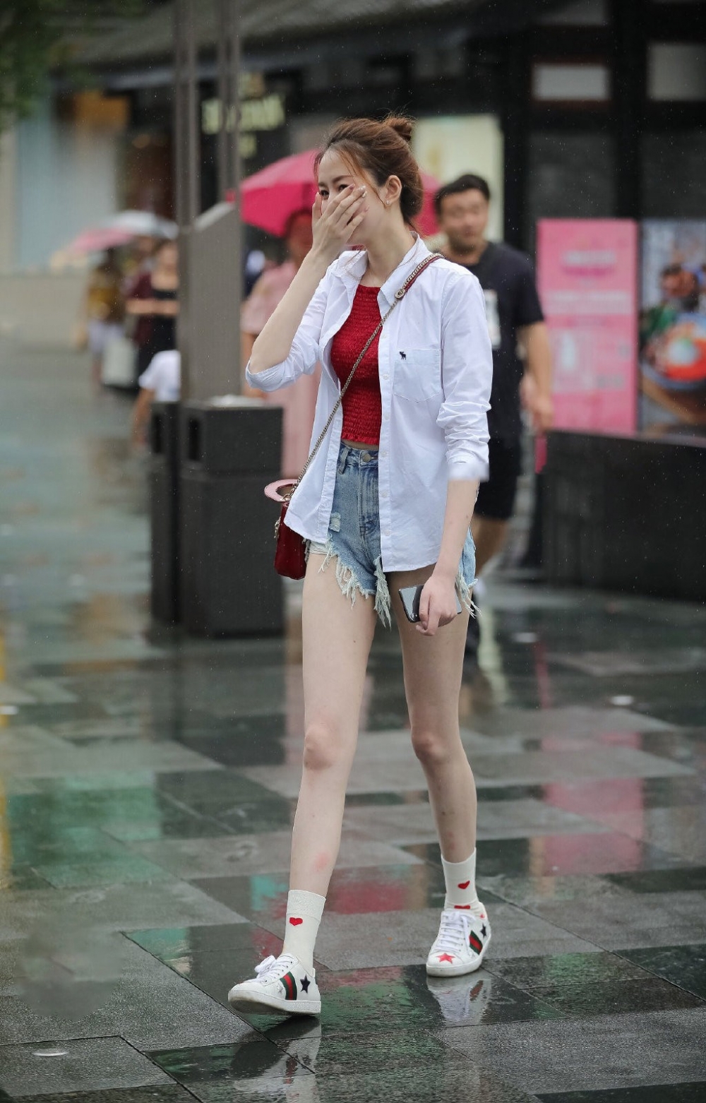 大雨中的金发美女牛仔热裤白皙美腿街拍写真