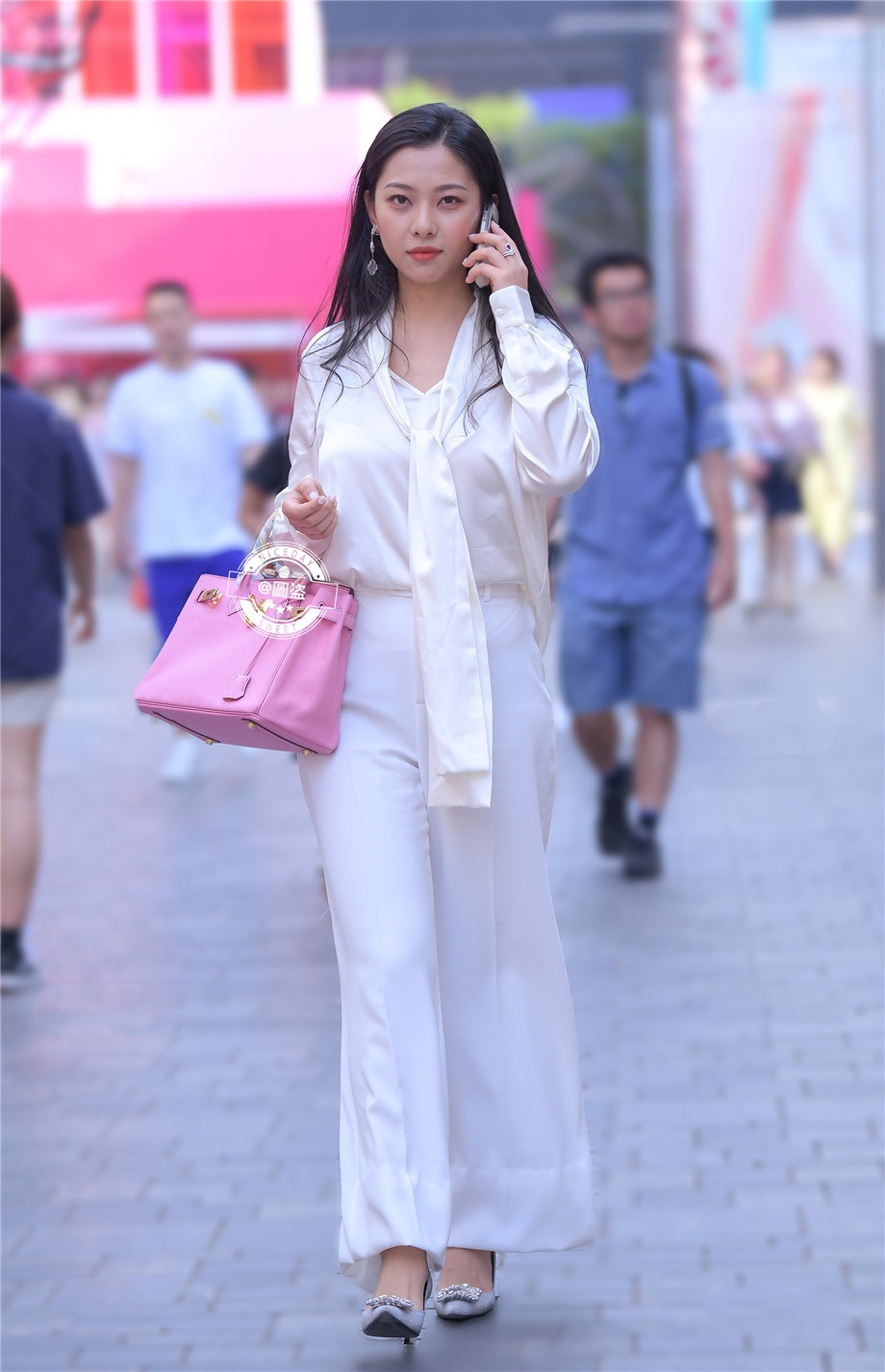 上海街头职业女性长发飘飘走路带风写真摄影