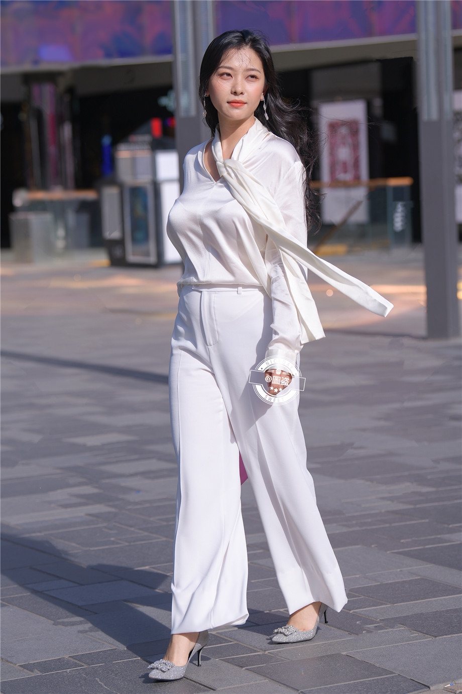 上海街头职业女性长发飘飘走路带风写真摄影
