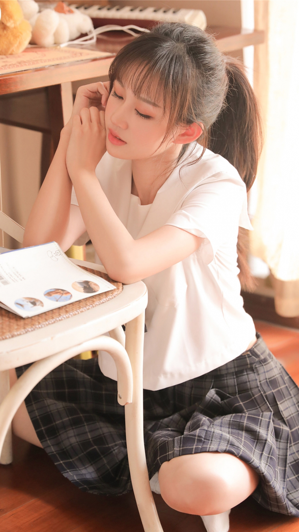 高马尾美少女学生制服甜美迷人居家写真