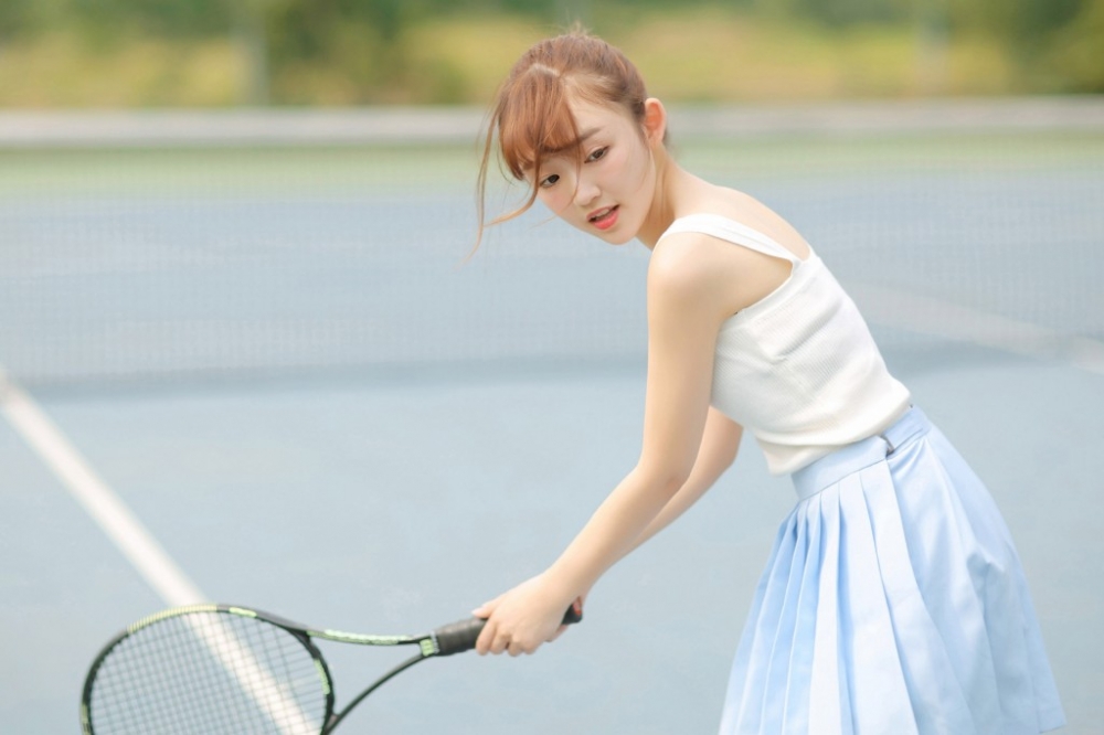 麻花辫美女吊带香肩清纯甜美网球场写真