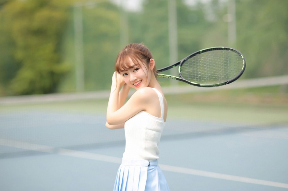 麻花辫美女吊带香肩清纯甜美网球场写真