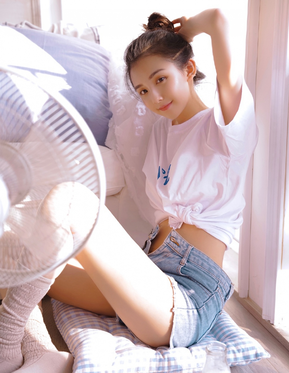 丸子头小姐姐白色T恤牛仔短裤青春活力写真