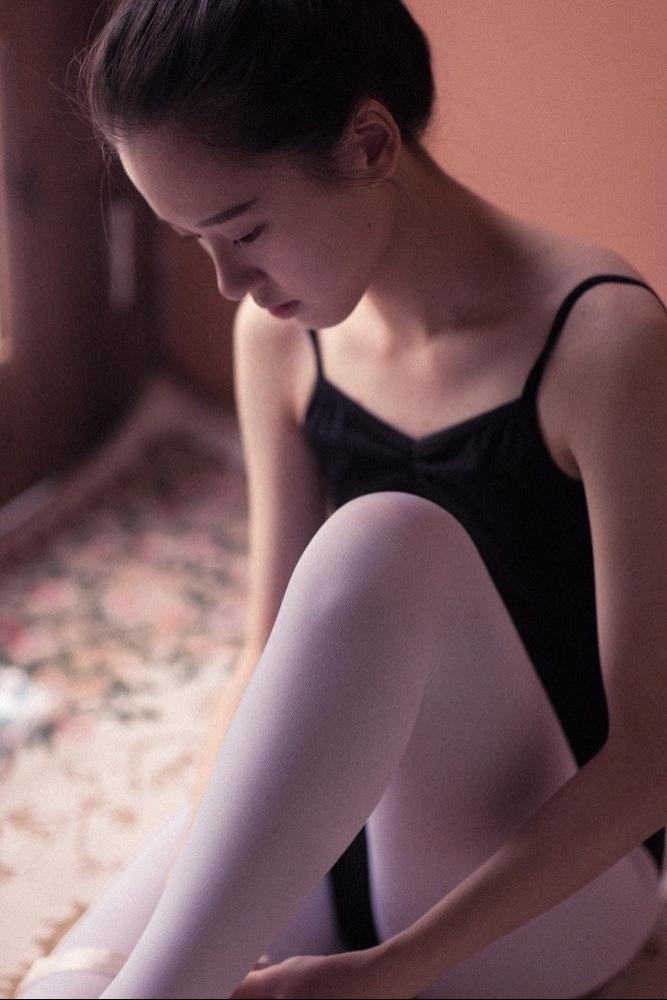 芭蕾舞美女吊带连体衣白丝美腿私房写真