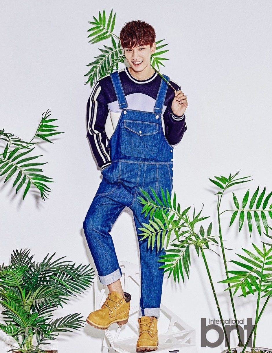 韩国男歌手卢志勋运动服背带裤活力十足时尚写真