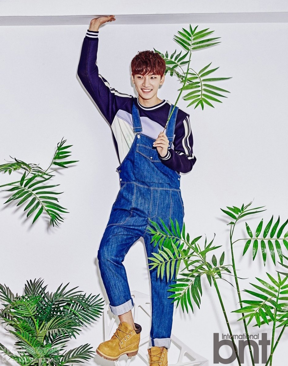 韩国男歌手卢志勋运动服背带裤活力十足时尚写真