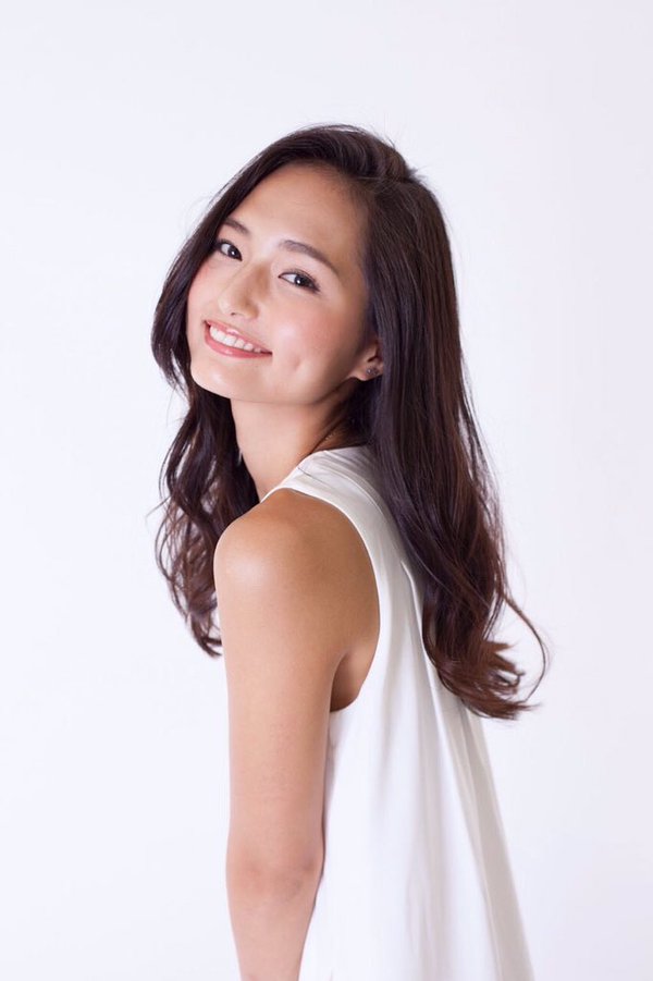 日本女大学生山贺琴子时尚靓丽私房写真