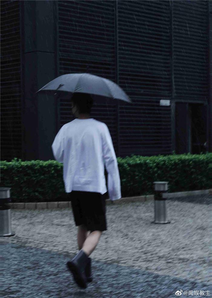 李现雨天撑伞背影照氛围感十足写真