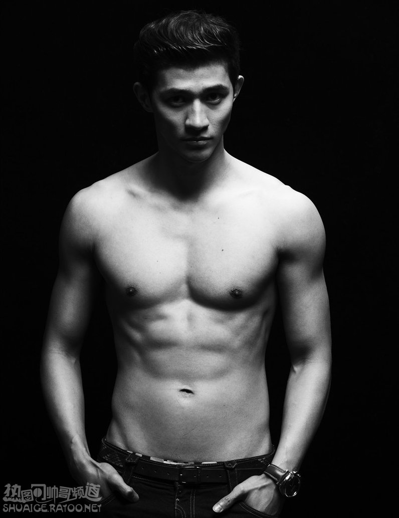 中国内地男演员李子峰上身半裸大秀肌肉写真
