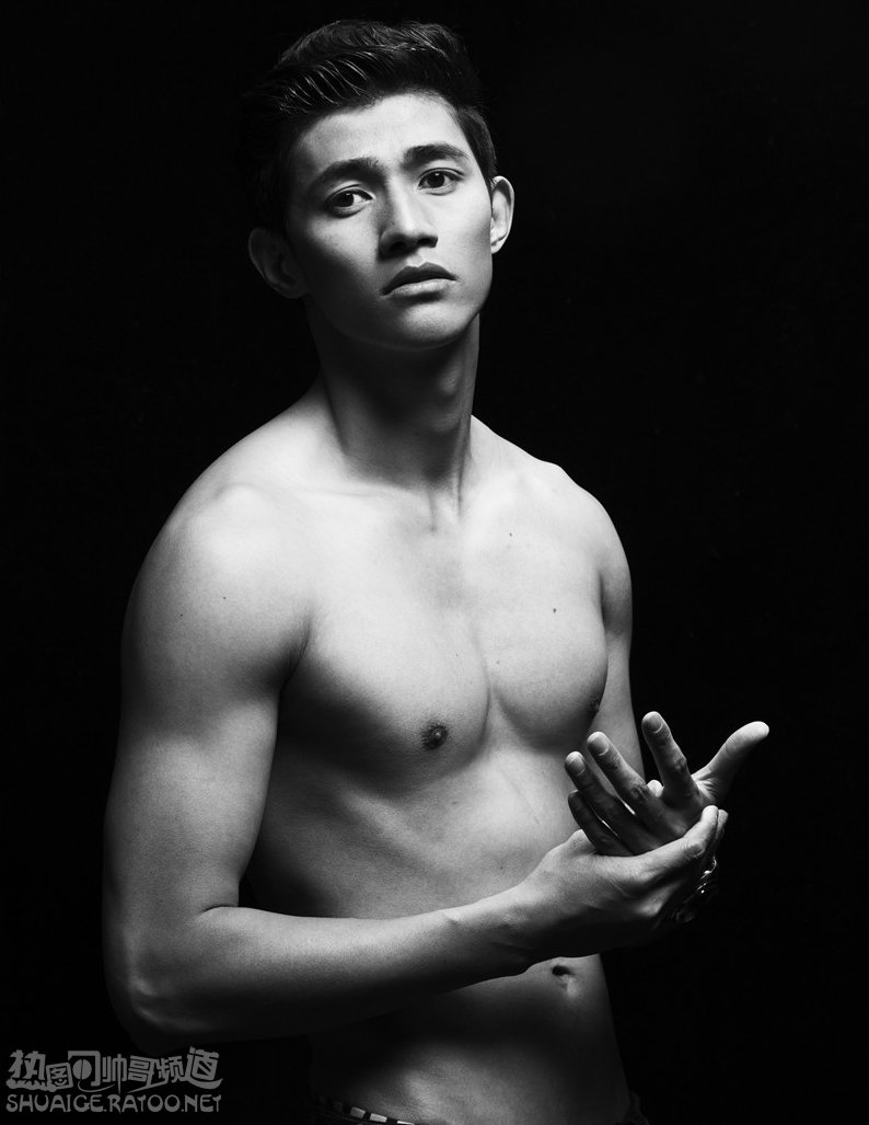 中国内地男演员李子峰上身半裸大秀肌肉写真