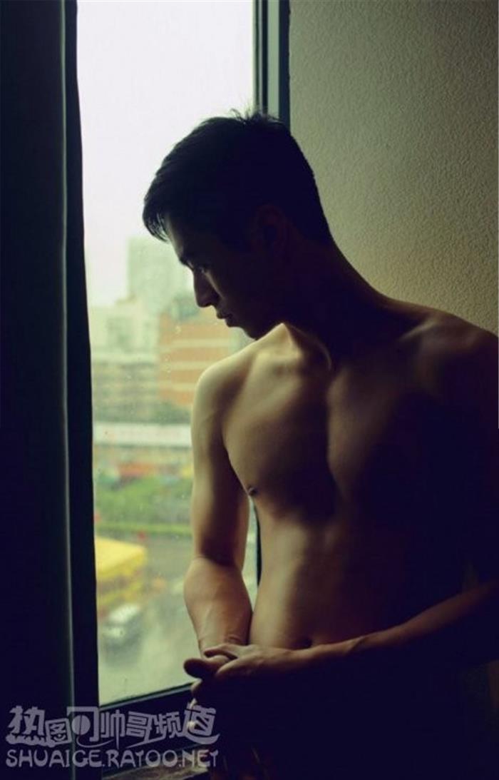 倚靠在窗台边的肌肉男雄性荷尔蒙爆棚写真