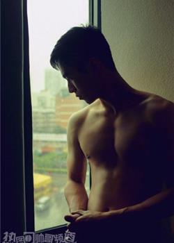 倚靠在窗台边的肌肉男雄性荷尔蒙爆棚写真