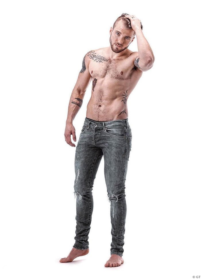 体毛旺盛纹身狂野身材健硕的欧美肌肉男写真