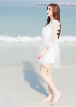 金发女郎薄纱短裙美腿玉足海边漫步写真