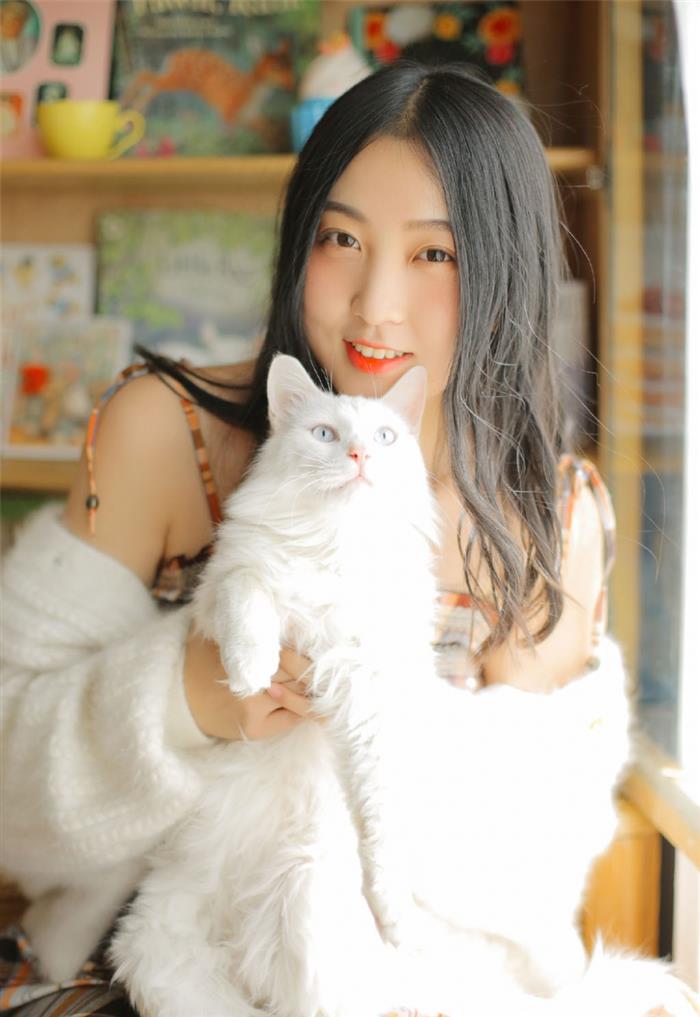 长发吊带装美女抱着白猫私房写真图片