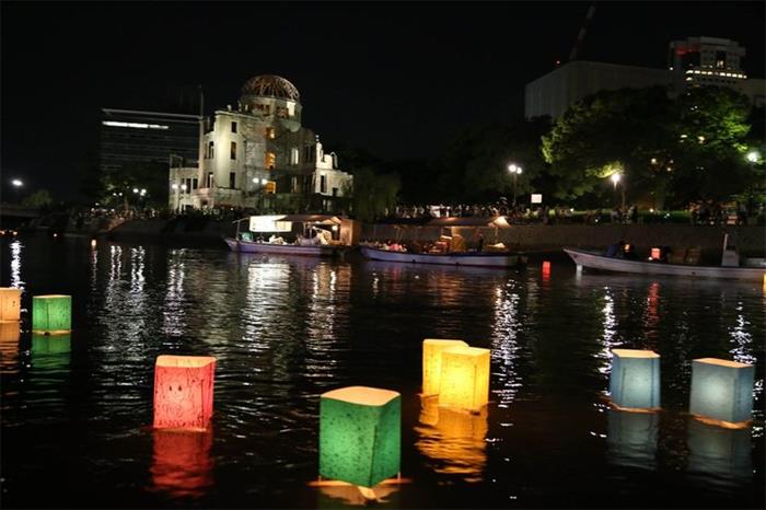 日本民众放河灯纪念广岛原爆69周年