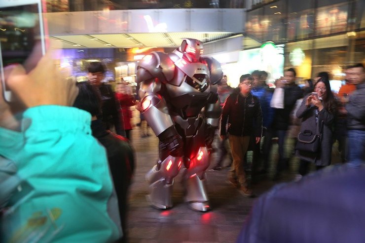 北京一机器人陪主人逛街 造型酷炫引围观