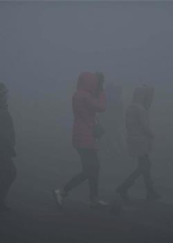 乌鲁木齐城区遭遇大雾 局部能见度十米