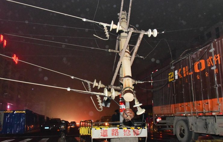 大货车挂断高压线杆 附近十几小区停电