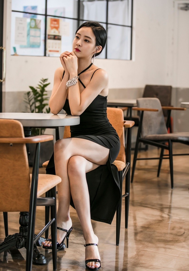 韩国美女吊带开叉长裙美腿高跟名媛气质性感写真