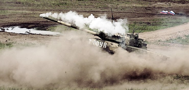 俄军装备写真 T80动力强劲行进射击